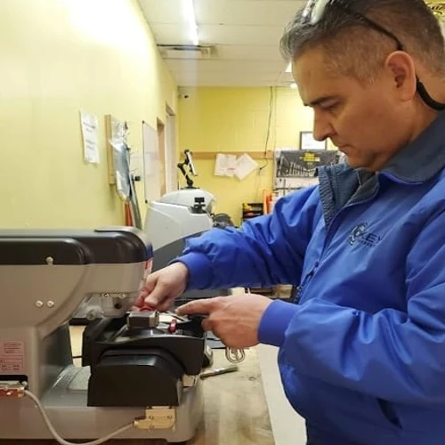 Oklahoma City locksmith in Action